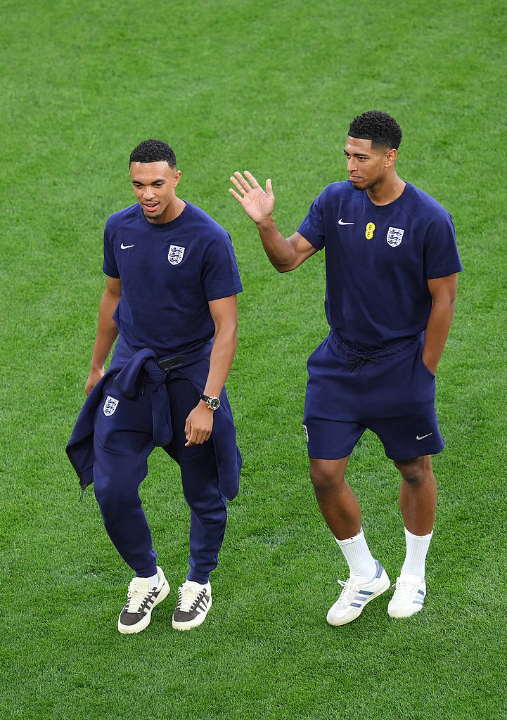 贝林厄姆场边指挥情绪激动,德布劳内队员怒摔水瓶的简单介绍 贝林厄姆场边指挥情绪激动,德布劳内队员怒摔水瓶的简单介绍